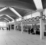 152632 Interieur van het N.S.-station Schiedam te Schiedam: hal met loketbalie.N.B. De naam van het station is op 25 ...